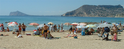 Playa Cantal Roig, a 50 metros del Hotel.